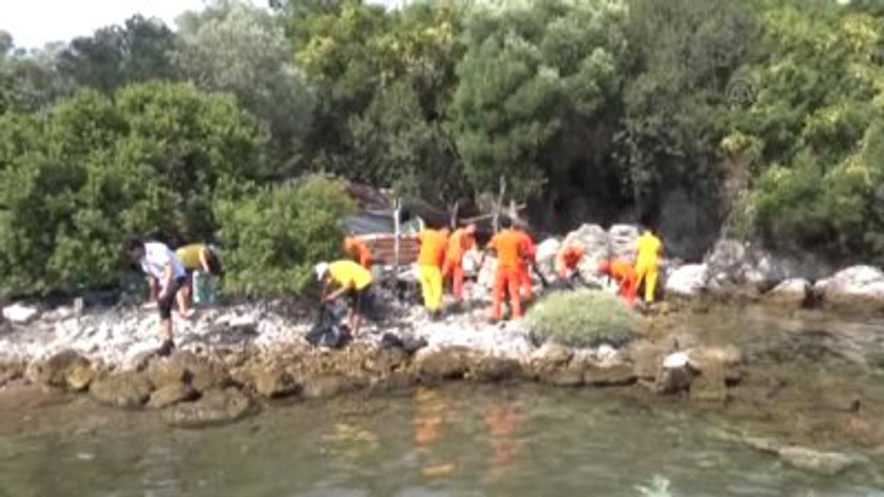 Cennet Adası'nda Kara ve Deniz Dibi Temizliği