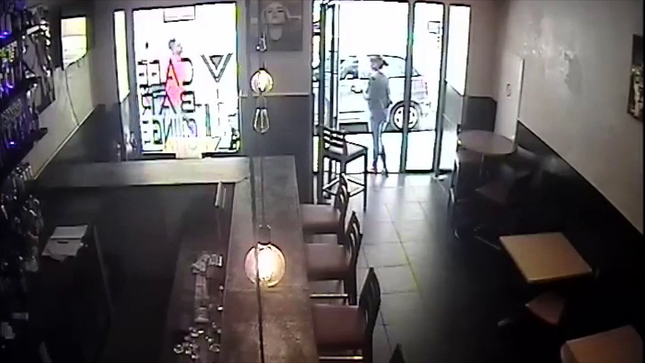 Choc, elle se fait gifler parce qu'elle sert de l'alcool dans un bar pendant le ramadan