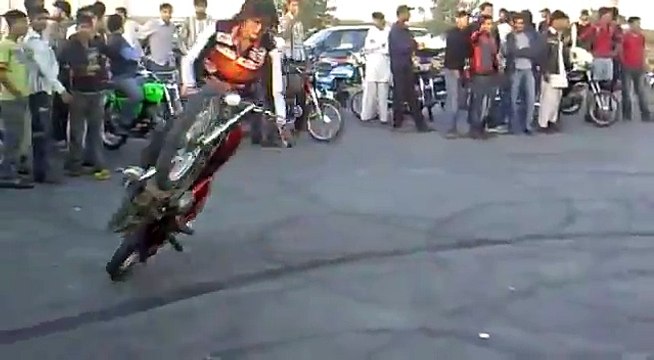 Karachi Bike Riders Stunts On Streets - Pakistani Bikers Wheeling & Stunts