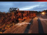 Caminhão carregado com cimento tomba na Serra de São Brás