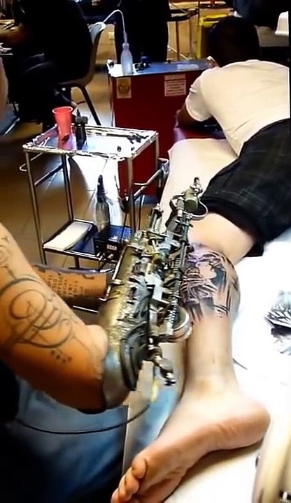 Prothèse-tatoueuse !