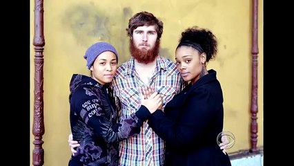 Un policier enlace une ado pour prendre une photo, mais quand on regarde la photo de plus près... ouah!