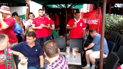 Euro à Bordeaux : les supporters gallois se chauffent la voix au Charles Dickens