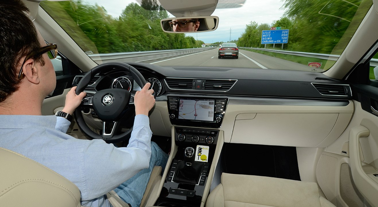 2016 Renault Talisman vs Skoda Superb [COMPARATIF Part 2/3] : Paris-Prague, le jeu des 1000 bornes