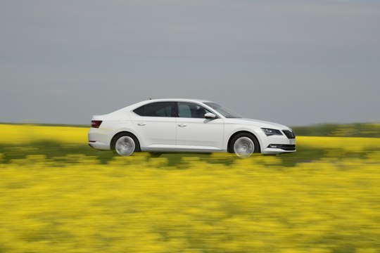 2016 Renault Talisman vs Skoda Superb [COMPARATIF Part 3/3] : Paris-Prague, le jeu des 1000 bornes