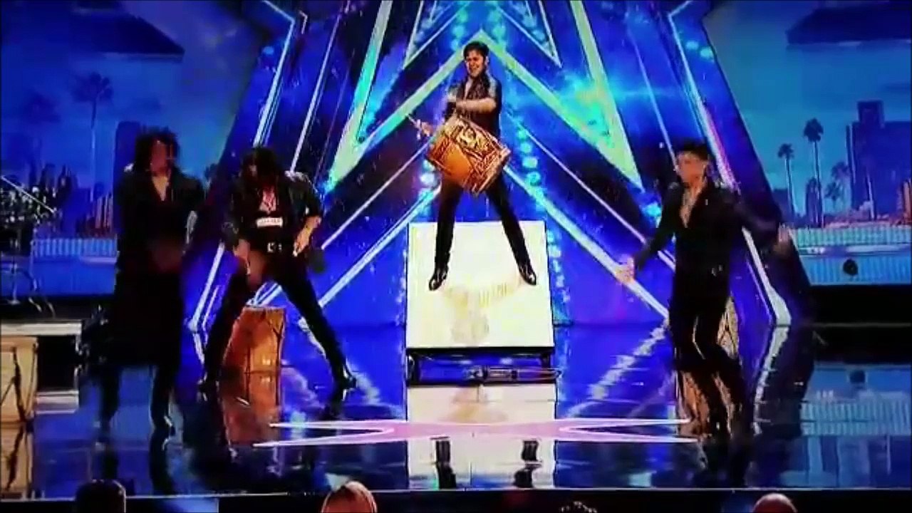 Un spectateur devient fou de joie devant des danseurs lol