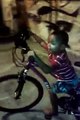 Andando de bicicleta grande sem rodinha com 3 anos Carlos Eduardo