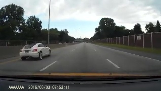 Un automobiliste accélère quand il voit qu'il se fait doubler