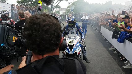 Senior TT : L'arrivée enfumée des héros du Tourist Trophy