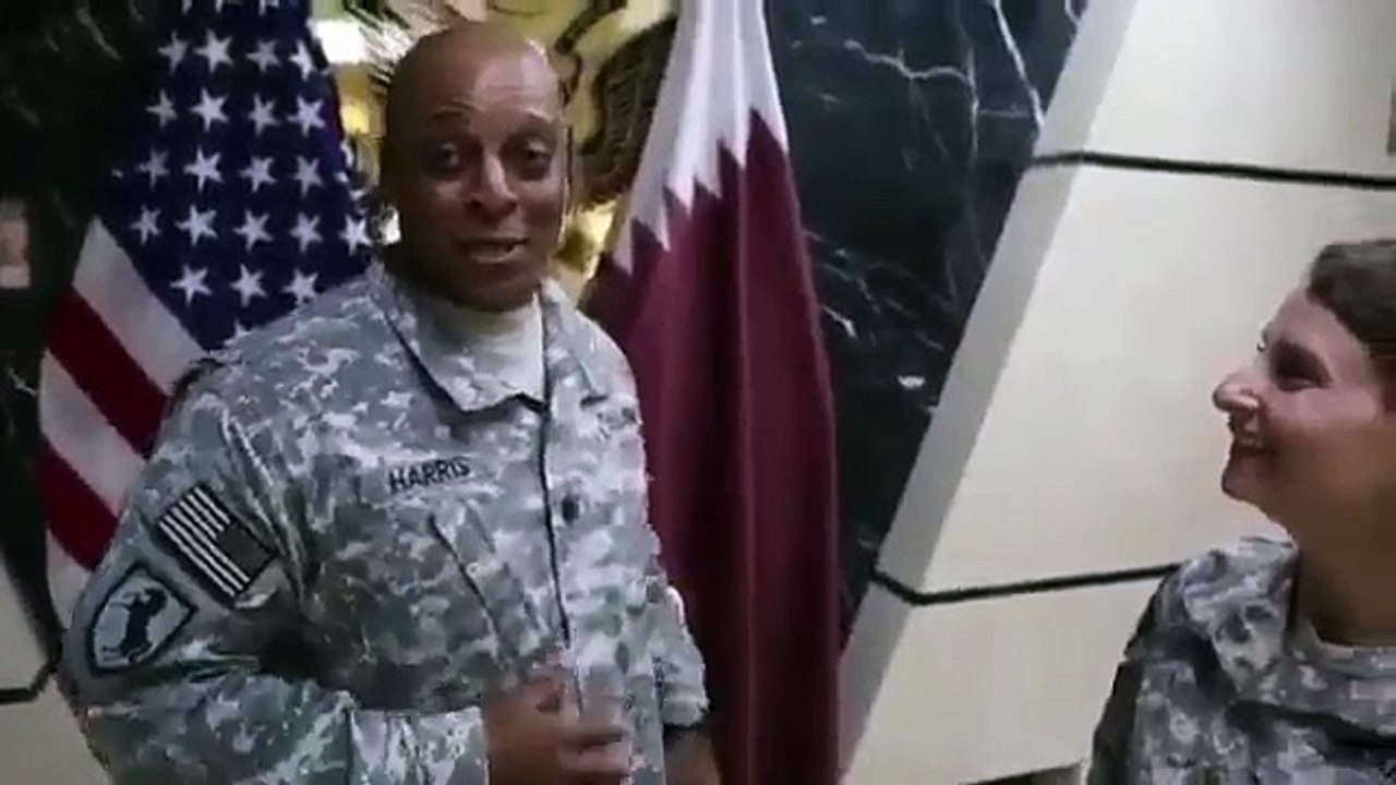 قطر - -جنود أمريكيون يسخرون من العلم القطري في...