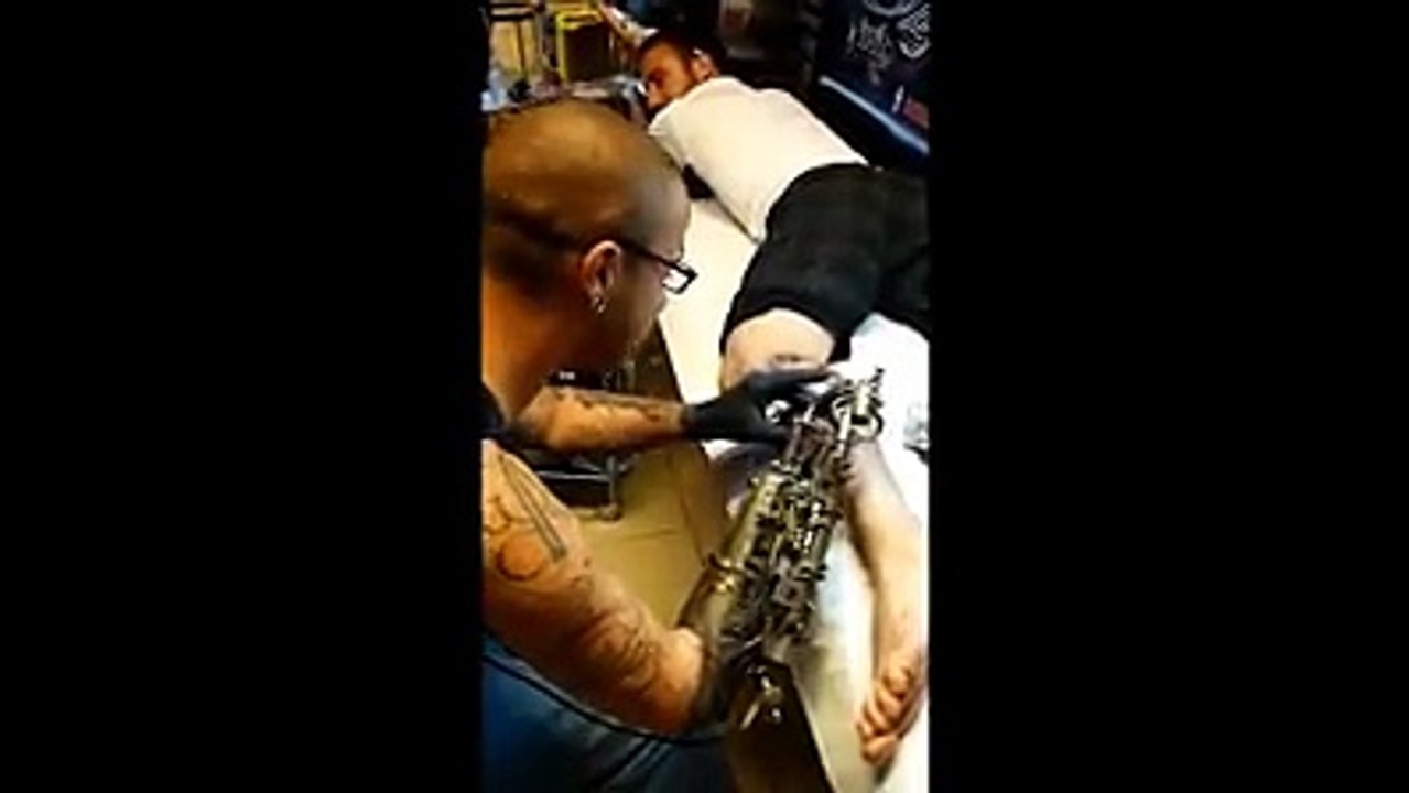 Un bras biomeecanique pour tatoueur