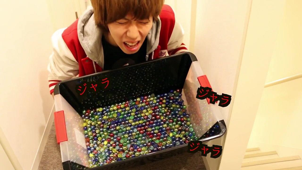 無数のビー玉とスーパーボールが降ってくるドッキリ