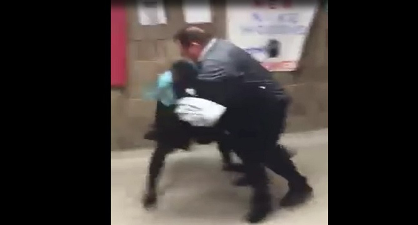 Un prof courageux s'interpose dans une bagarre d'élève