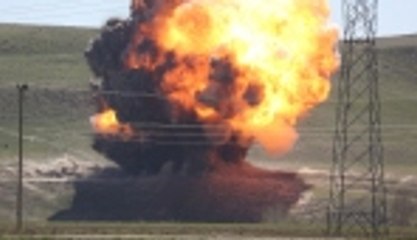 Patlayıcı yüklü kamyonet patlatıldı