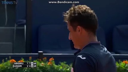 Apanha Bolas "Espetou-se" contra a parede