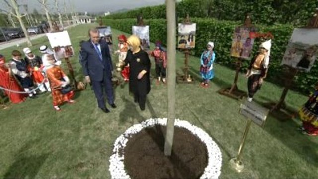 Cumhurbaşkanı Erdoğan Türkiye'ye Gelen 300'ün Üzerinde Çocuk ile Birlikte Fidan Dikti 3