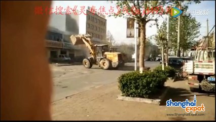 Bagarre entre 6 Bulldozer en Chine
