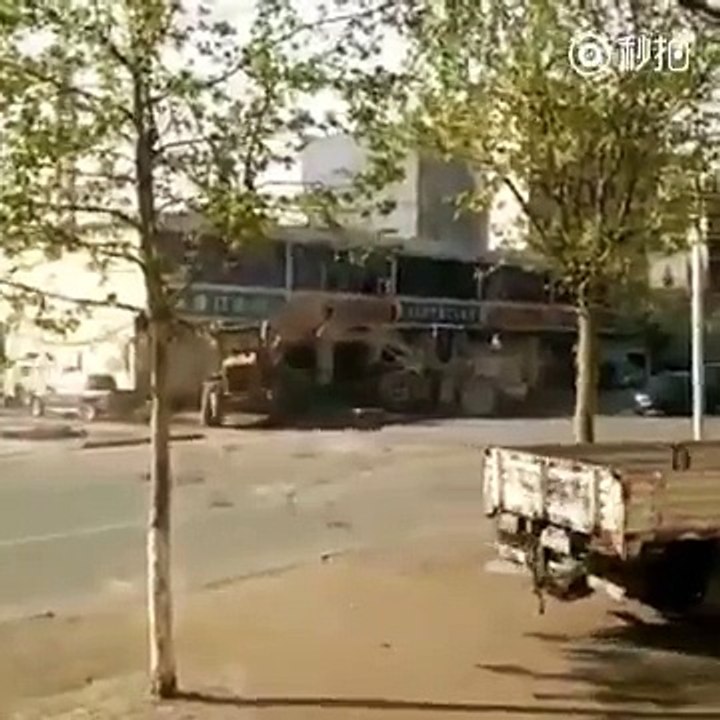 Deux chargeurs sur pneus se battent dans un chantier