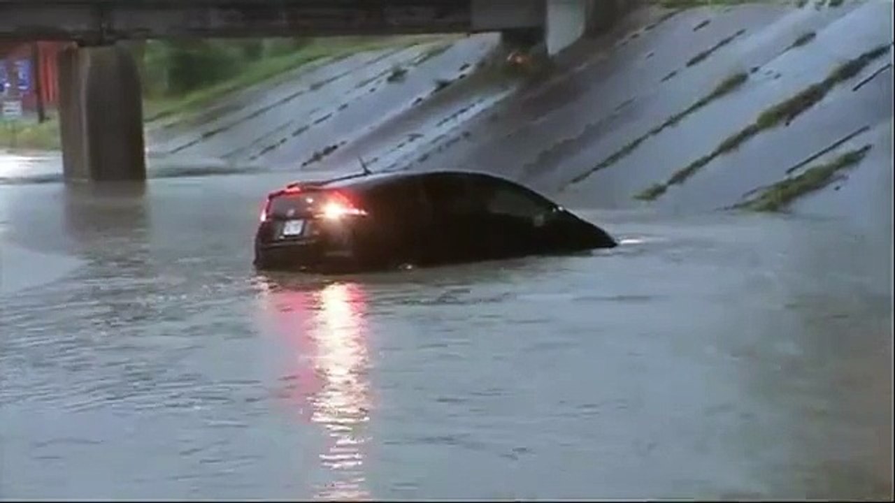 Un journaliste sauve un automobiliste de la noyade en Live
