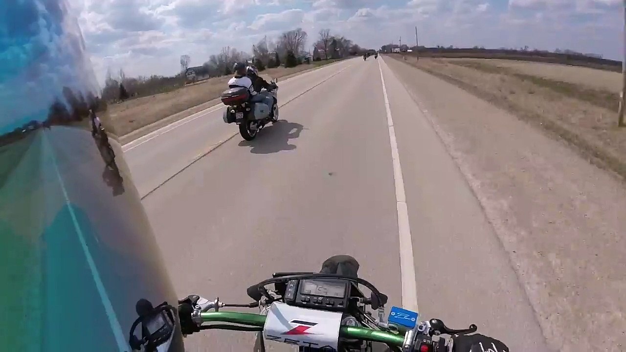 Un motard violemment renversé par un chien !