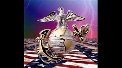 Ogni anno questo militare rimane tre ore in piedi sull'asfalto: il motivo vi emozionerà