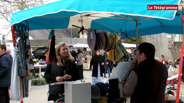 Quimper. Un marché s'installe au centre du bourg de Penhars
