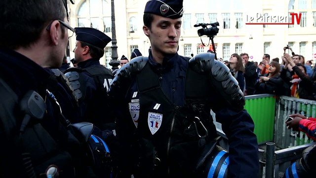 Face à face entre CRS et manifestants devant le Quick de la Gare du Nord