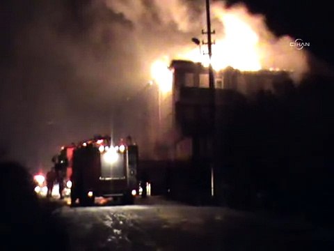 Zonguldak'ta yıldırımın düştüğü çatı alev alev yandı