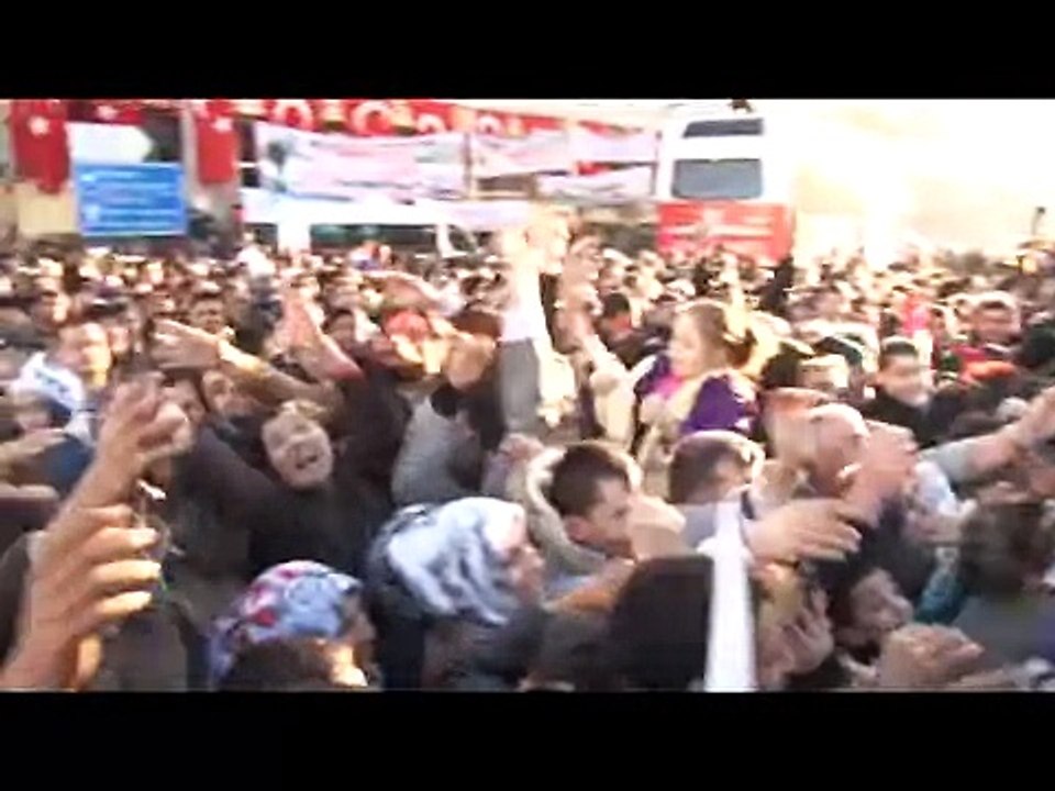 Erdoğan'ların hediye dağıtımında izdiham yaşandı