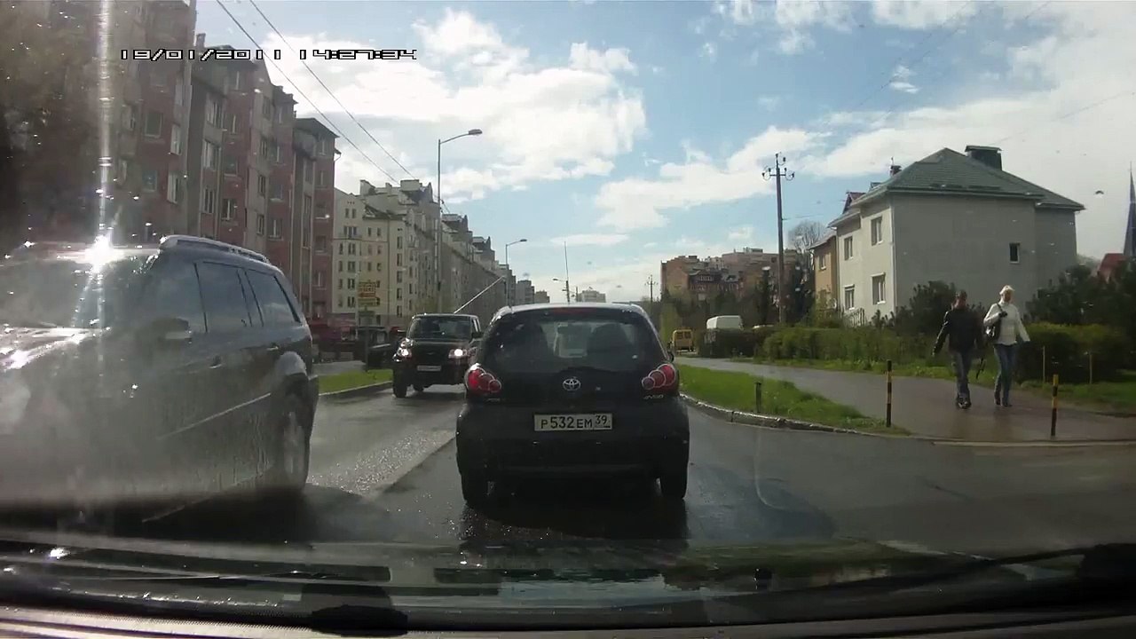 Польский мотоциклист снес зеркало в Калининграде