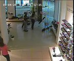 Passage d'une tornade depuis l'intérieur d'un magasin