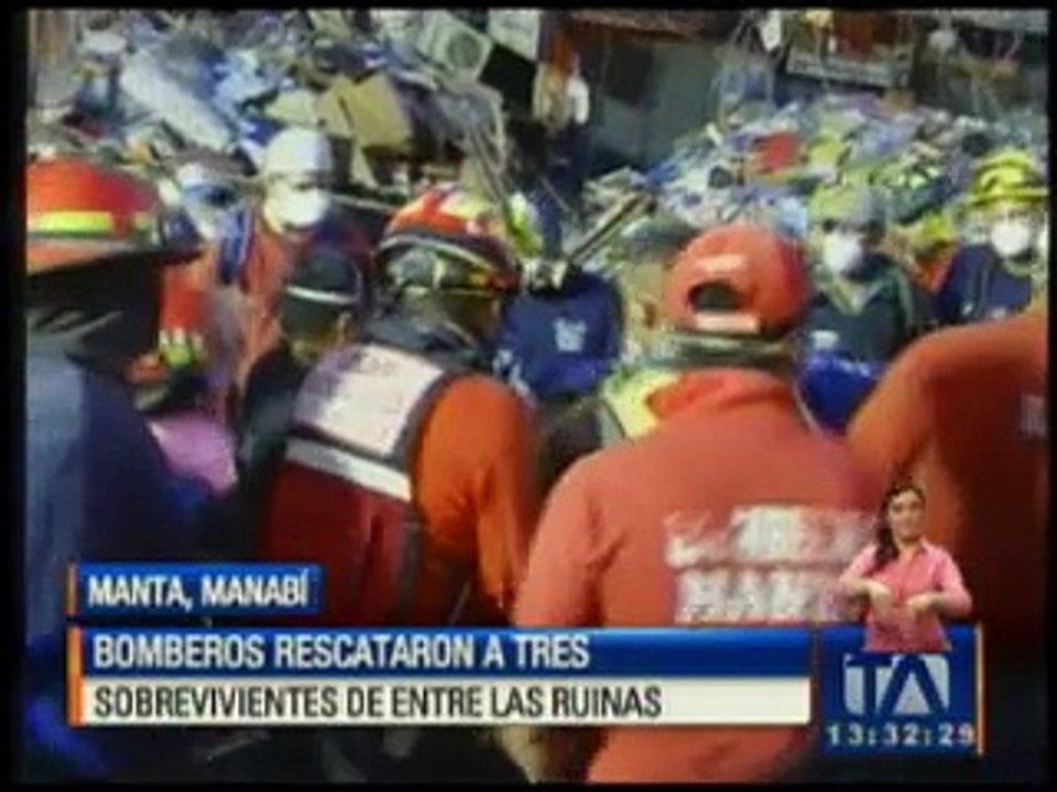 Rescatan a tres personas atrapadas bajo los escombros en Manta
