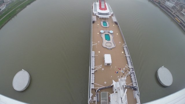 Le paquebot Braemar passant sous le pont Chaban Delmas de Bordeaux filmé d'en haut