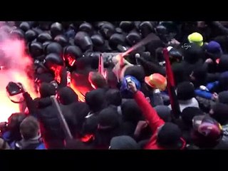 Ukrayna'da protestocular polise saldırdı