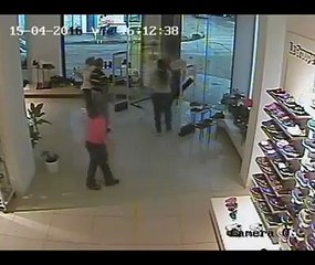Cámara de seguridad registró tornado de Uruguay en una tienda