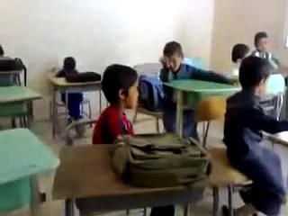 طلاب مدرسة ابتدائيه يطقطق عليهم المدرس