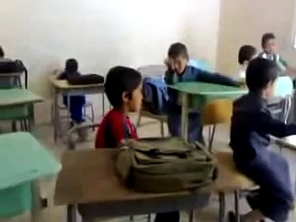 طلاب مدرسة ابتدائيه يطقطق عليهم المدرس