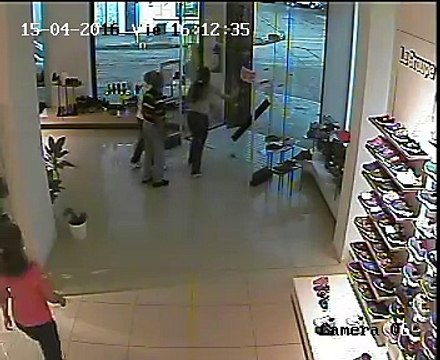Le passage d'une tornade en Uruguay filmé depuis l'intérieur d'un magasin