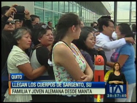Llegan restos de sargento, su familia y joven alemana desde Manta