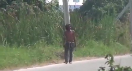 Intervention de la police thaïlandaise pour arrêter un homme avec une machette