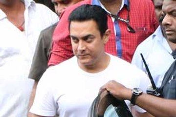 Dilip Kumar pleased with Aamir Khan's hospital visit
