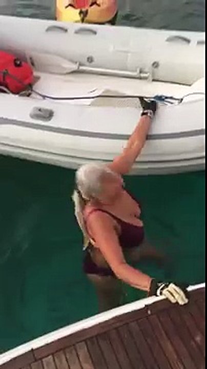 Technique pour monter dans un bateau pneumatique