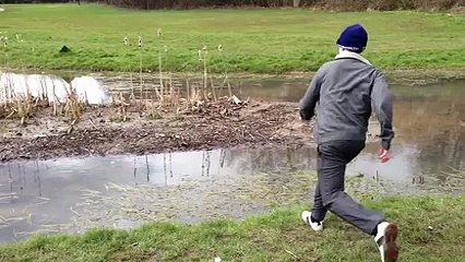 Un golfeur galère pour atteindre sa balle
