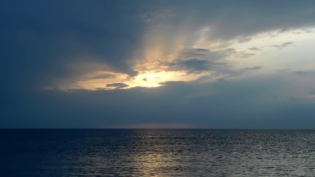 Лиепая. Закат, легкий морской бриз, апрель.