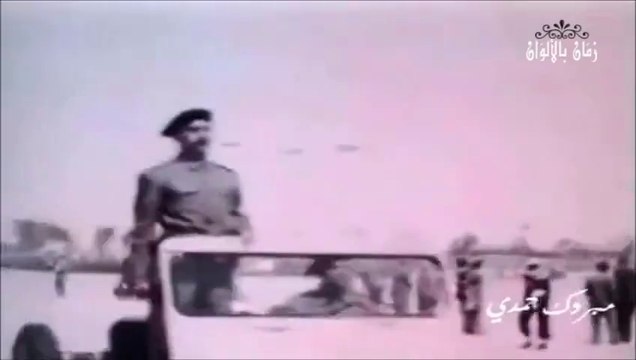 في مشهد مهيب جمال عبد الناصر يرفع علم مصر فوق قاعدة الشلوفة العسكرية بعد جلاء الانجليز 1955