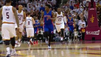 LeBron James met Reggie Bullock sur un poster