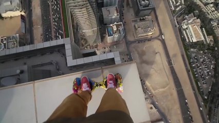 Il fait de l'hoverboard en haut d'une tour à Dubaï