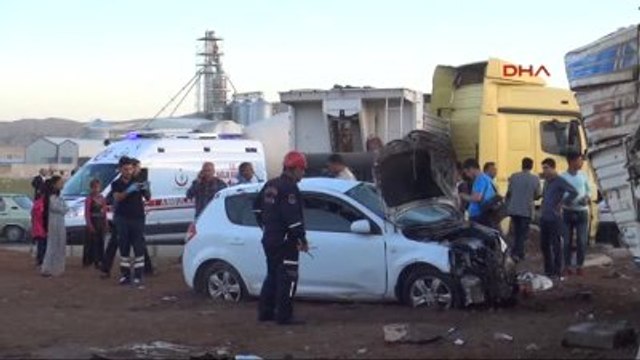 Freni Boşalan Kamyon 3 Araca Çarparak Durdu: 4 Yaralı