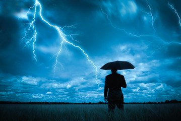 Il utilise une casserole pour couvrir sa tête lors d’un orage. Il aurait pu mourir !