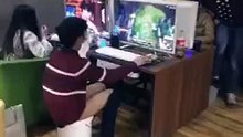 Captivé par son jeu vidéo, ce geek fait ses besoins dans un seau...Incroyable mais vrai